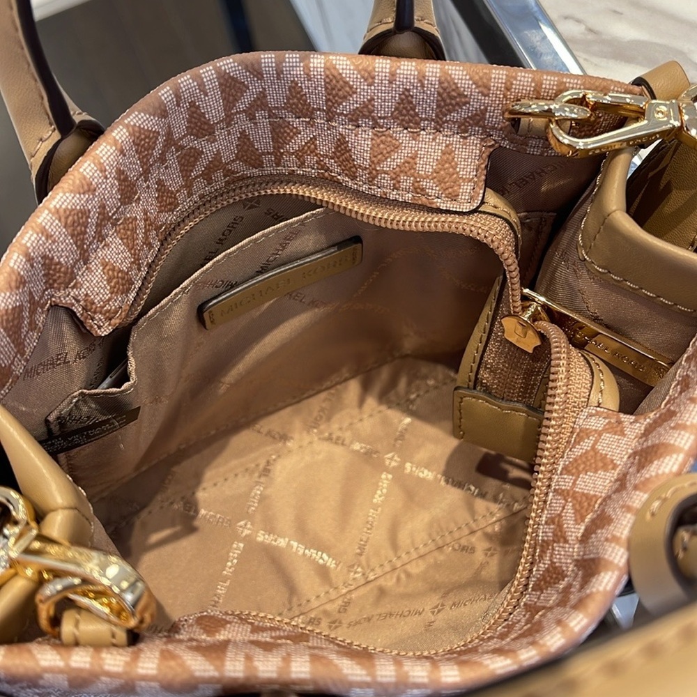 Michael Kors Mirella Extra-Small Ombré Logo Crossbody XBODY Shopper
Camel
NWT - Picture 12 of 16